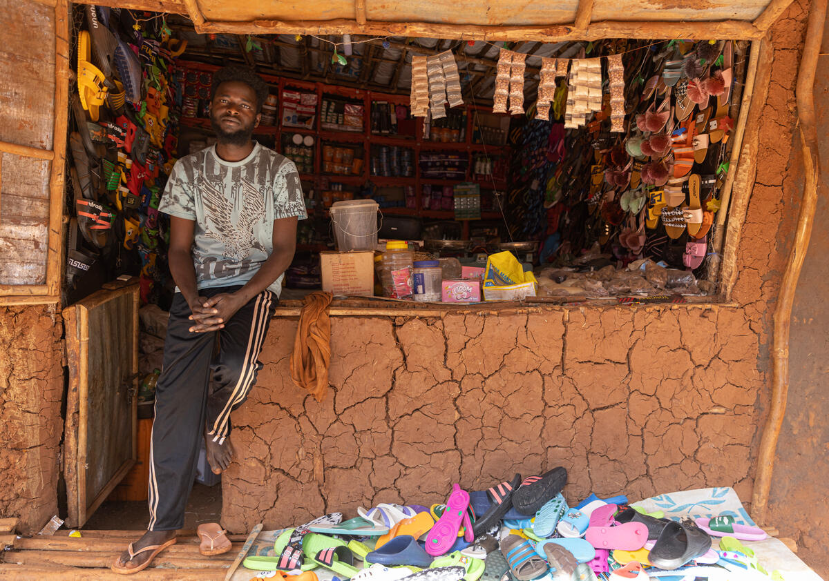 Un hombre en una tienda de comida y zapatos