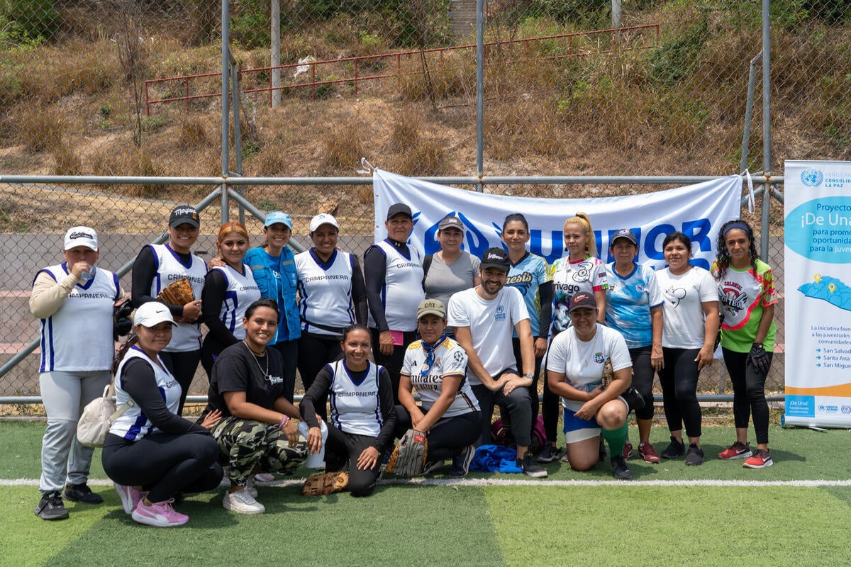 Foto de grupo de un equipo de softball.