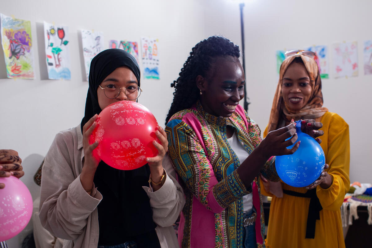 Tres mujeres inflan globos