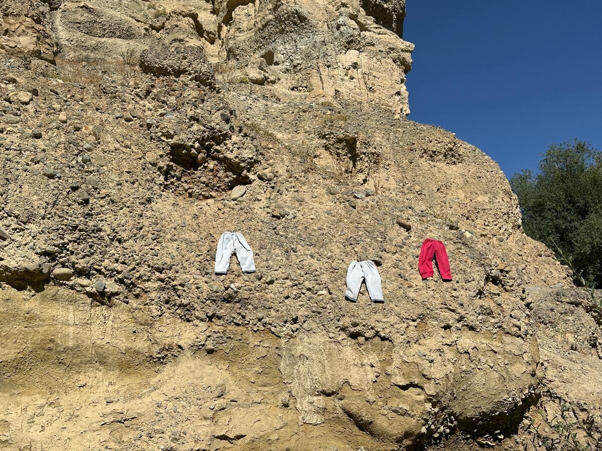 Ropa secándose al aire libre de una cueva