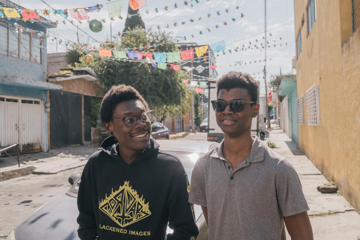Dos hombres caminan juntos en una calle.