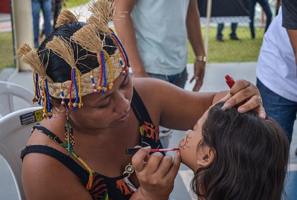 Luísa pinta el rostro de su hija durante el 1º Encuentro de Cultura Warao en Belém.
