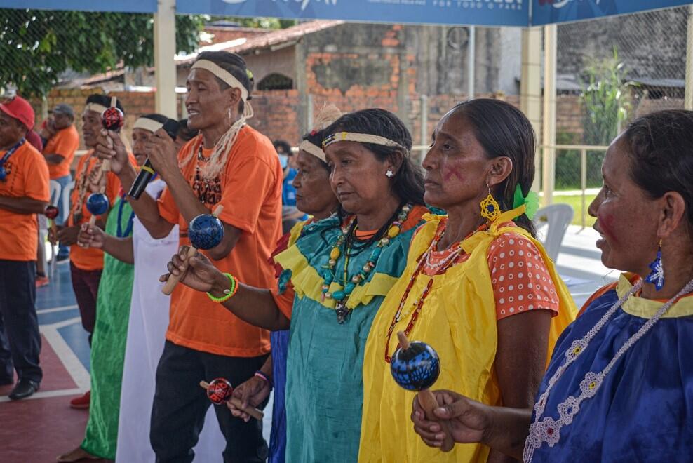 Avílio (al centro) canta durante el 1º Encuentro de la Cultura Warao en Belém.
