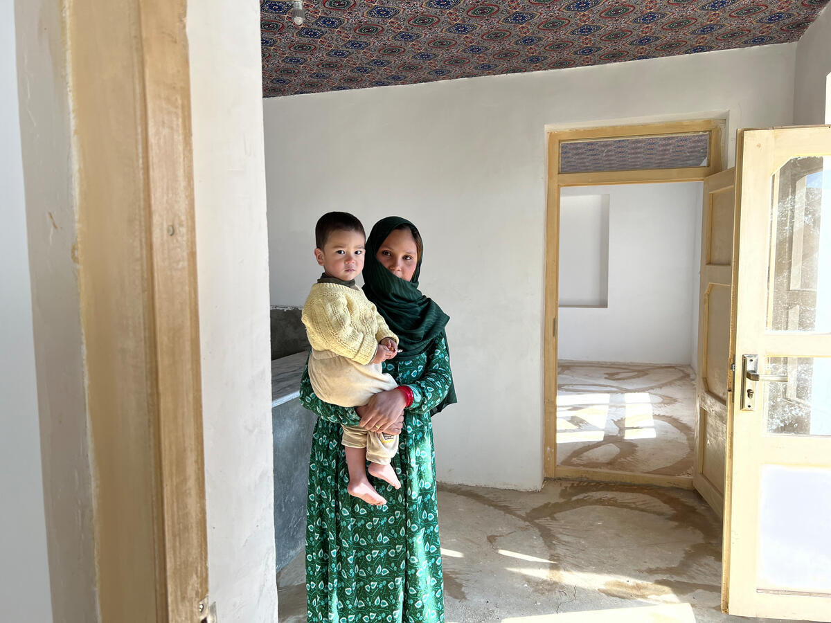 Feroza, de 18 años, con su hijo Qadir, de 2 años, y su suegra. Feroza y su familia fueron desplazados durante el conflicto. Volvieron a Bamiyán y se alojaron con los padres de su esposo en una pequeña habitación. Recibieron ayuda en efectivo (1.472 dólares USD) para el alojamiento temporal. 