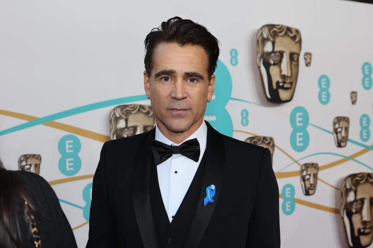 United Kingdom. Actor Colin Farrell wearing a blue ribbon in solidarity with refugees at the EE BAFTA Film Awards 2023
