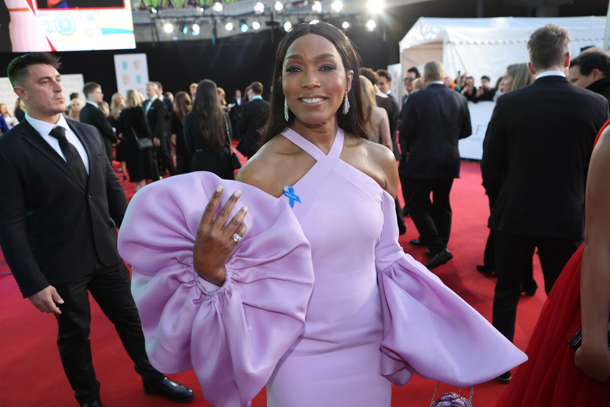 United Kingdom. Actor Angela Bassett wearing a blue ribbon in solidarity with refugees at the EE BAFTA Film Awards 2023