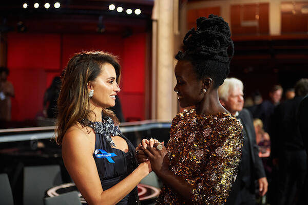 United States. Penélope Cruz and Lupita Nyong'o at the 94th Oscars, Penélope Cruz is wearing a blue ribbon in solidarity with refugees