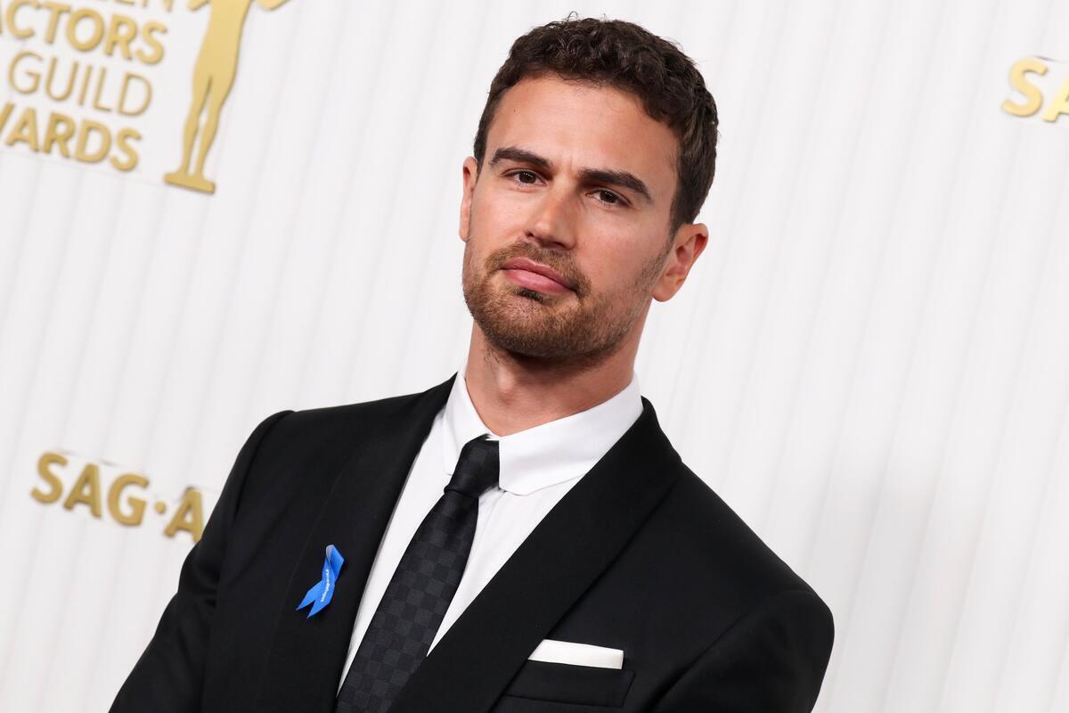 United States. UNHCR High Profile Supporter Theo James wears a blue ribbon in solidarity with refugees at the 2023 SAG Awards