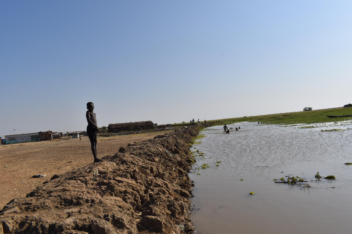 Sudan. Protection measures such as dikes had to be implemented in Al Redis 1 to contain the floods and keep refugees safe