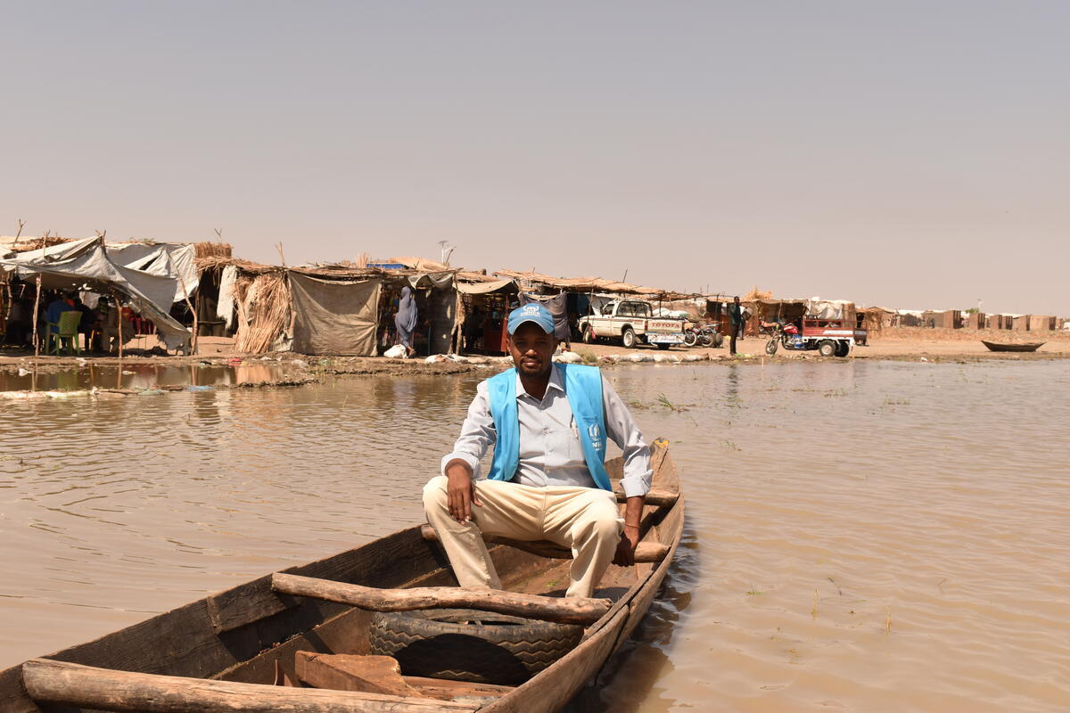 Sudan. UNHCR staff uses boat to access refugees who are isolated by the floods in White Nile