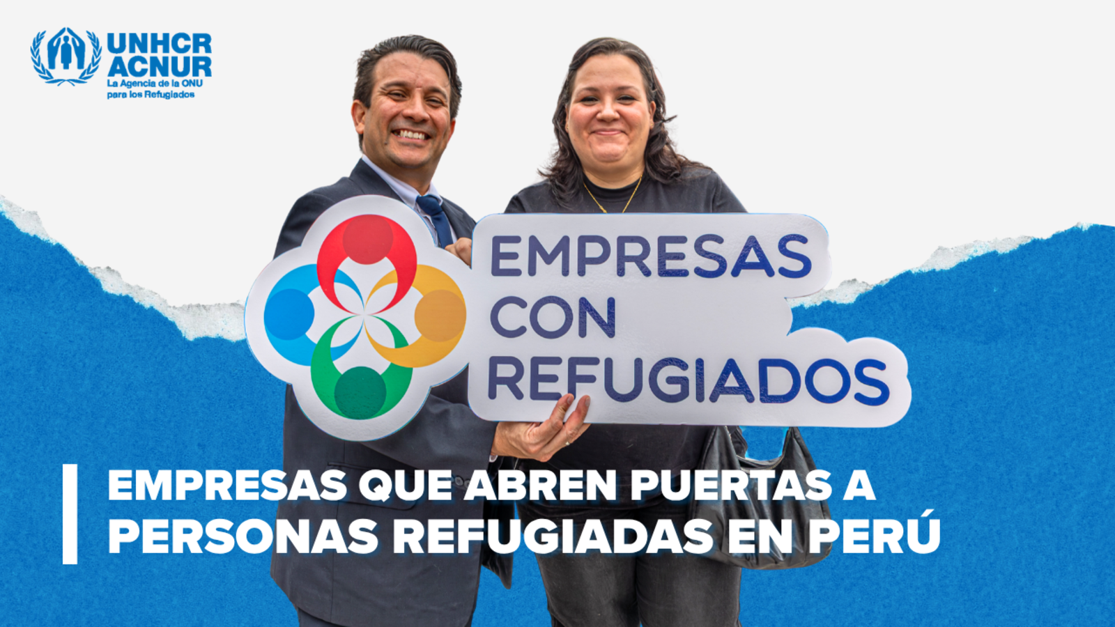 Un hombre y una mujer sostienen con sus manos un letrero que dice EMPRESAS CON REFUGIADOS