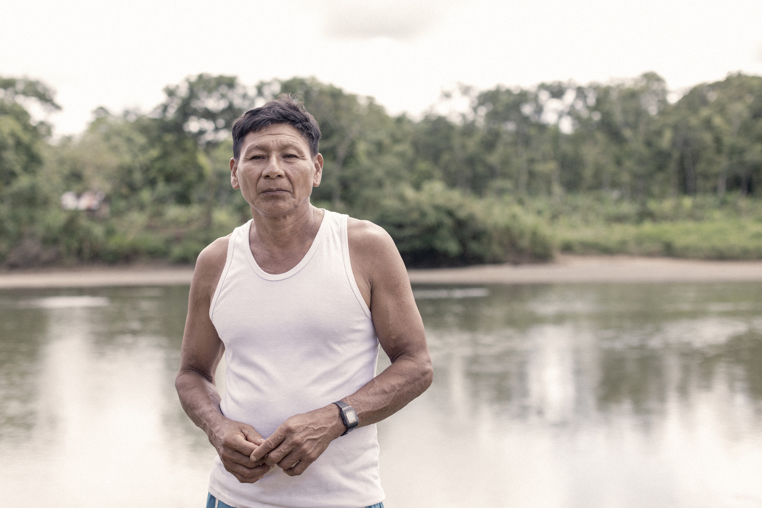 Darío Mecha* es el “gobernador” de un pueblo indigena a las orillas del río Atrato, en la región del Chocó. © ACNUR/Nicolo Filippo Rosso