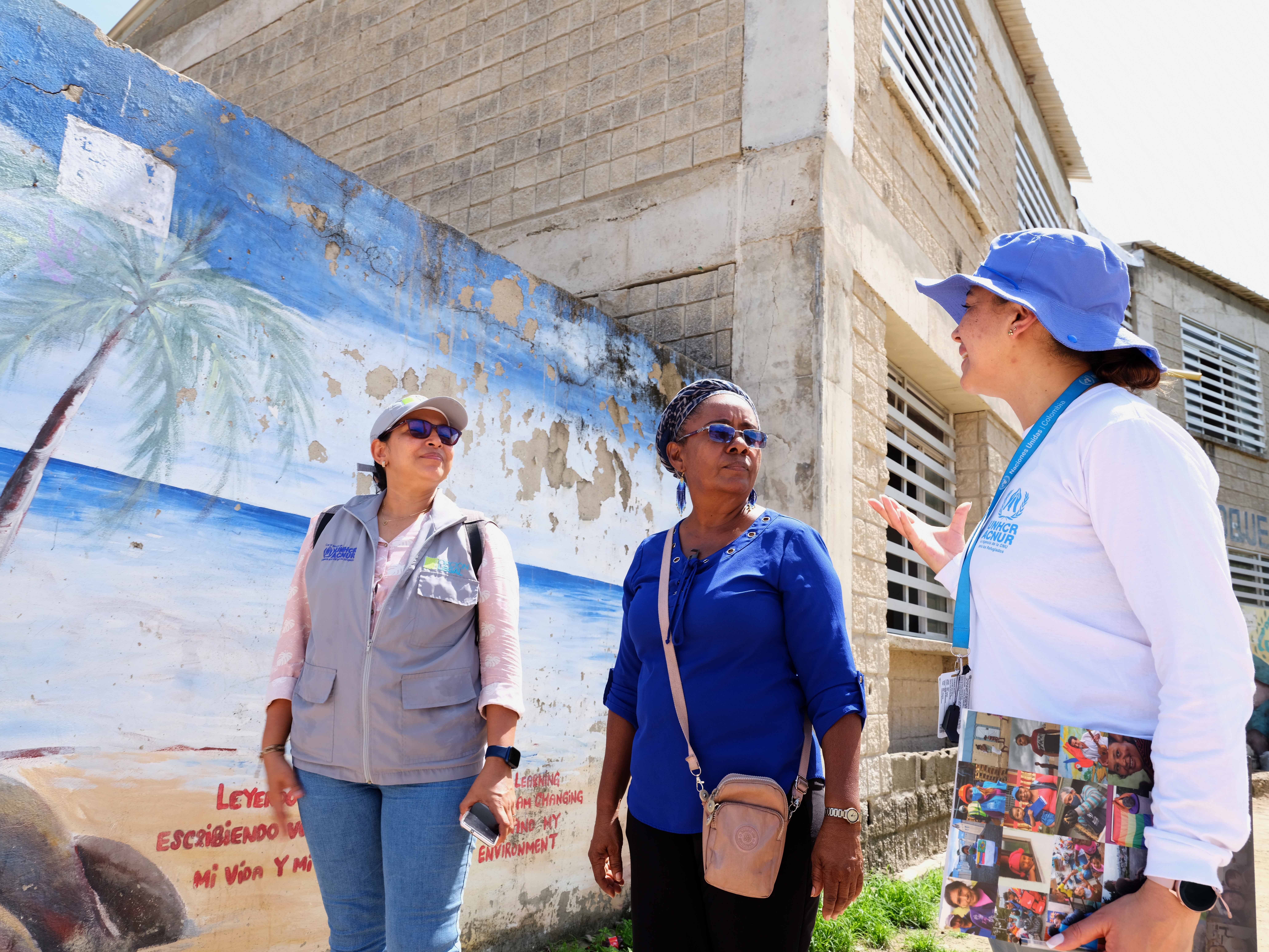 Tres mujeres conversan bajo el sol