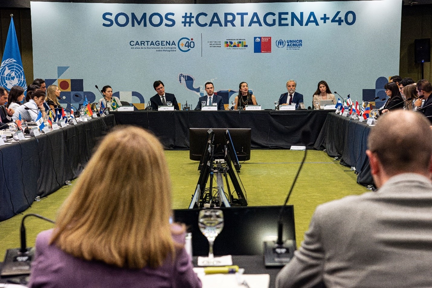 Un momento de la consulta: representantes de gobiernos e instituciones conversando en una sala.