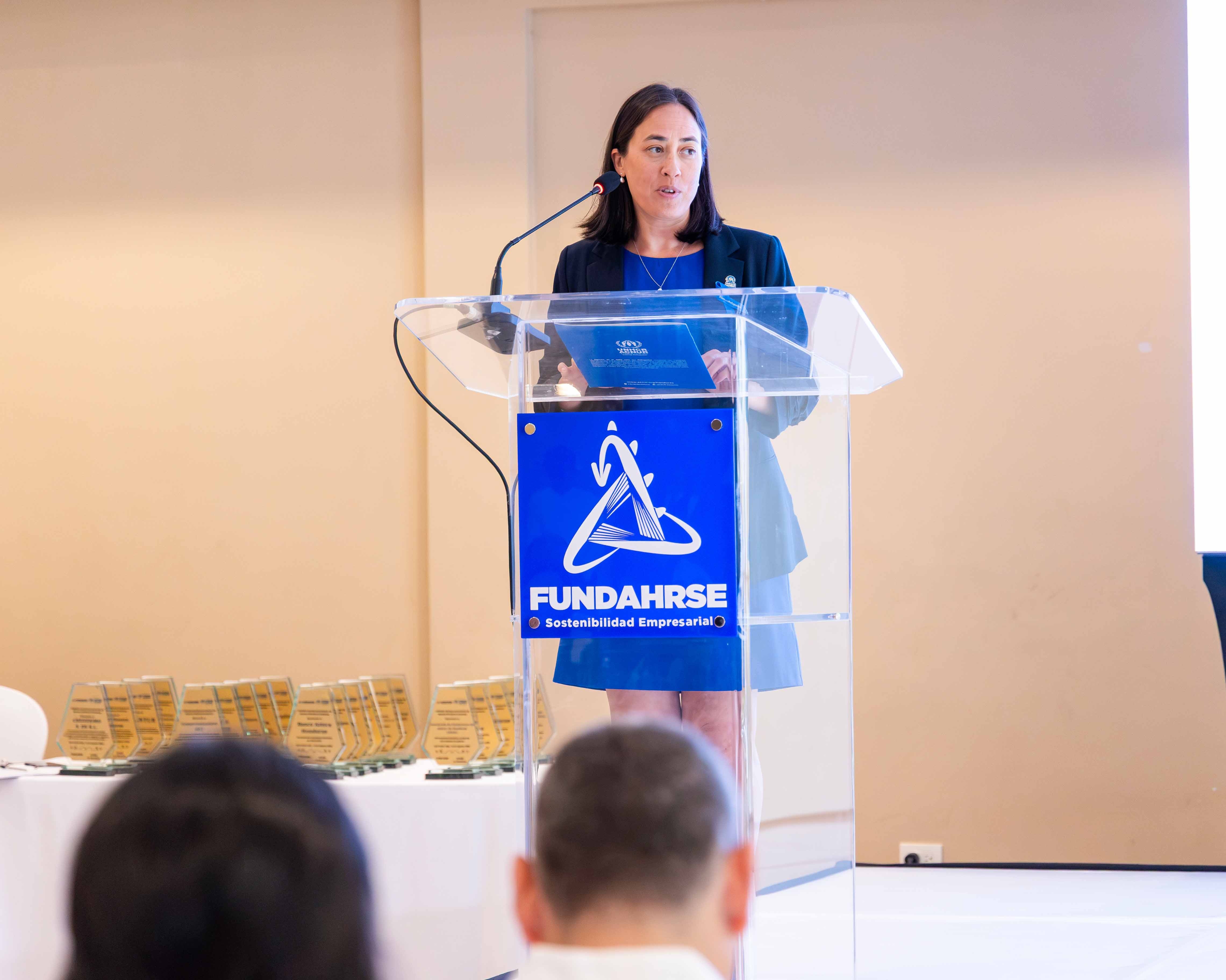 Discurso desde un podio durante el evento de reconocimiento.