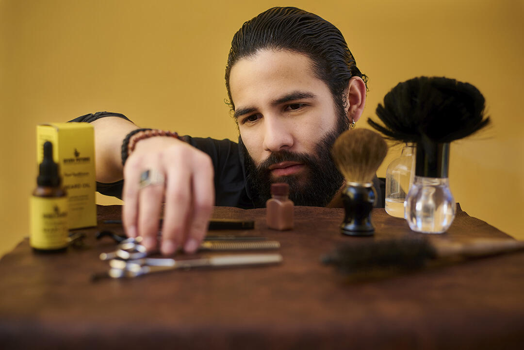 &Aacute;ngel Camacho, barbero profesional.