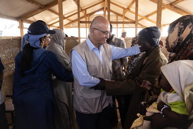 El Alto Comisionado de las Naciones Unidas para los Refugiados, Barham Salih, se encuentra con un grupo de refugiados sudaneses en la localidad fronteriza de Adre, en Chad, en enero de 2026.