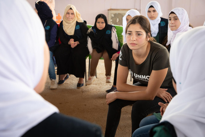 Un grupo de chicas charla entre sí; la mayoría lleva puesto un hiyab color blanco.