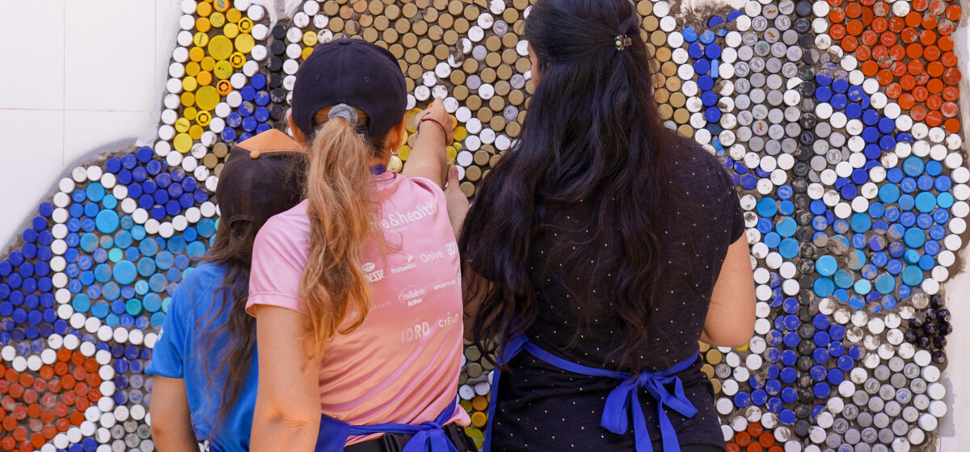 Voluntarias construyendo el mural comunitario "De una posibilidad a una certeza" como parte de la campaña del ACNUR "Esperanza lejos del Hogar", que conmemora el 40 aniversario de la Declaración de Cartagena sobre los Refugiados.