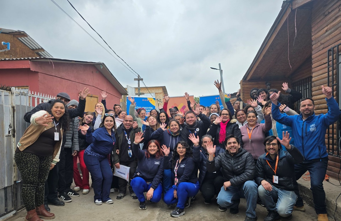 Un grupo de personas posa para la foto sonriendo.