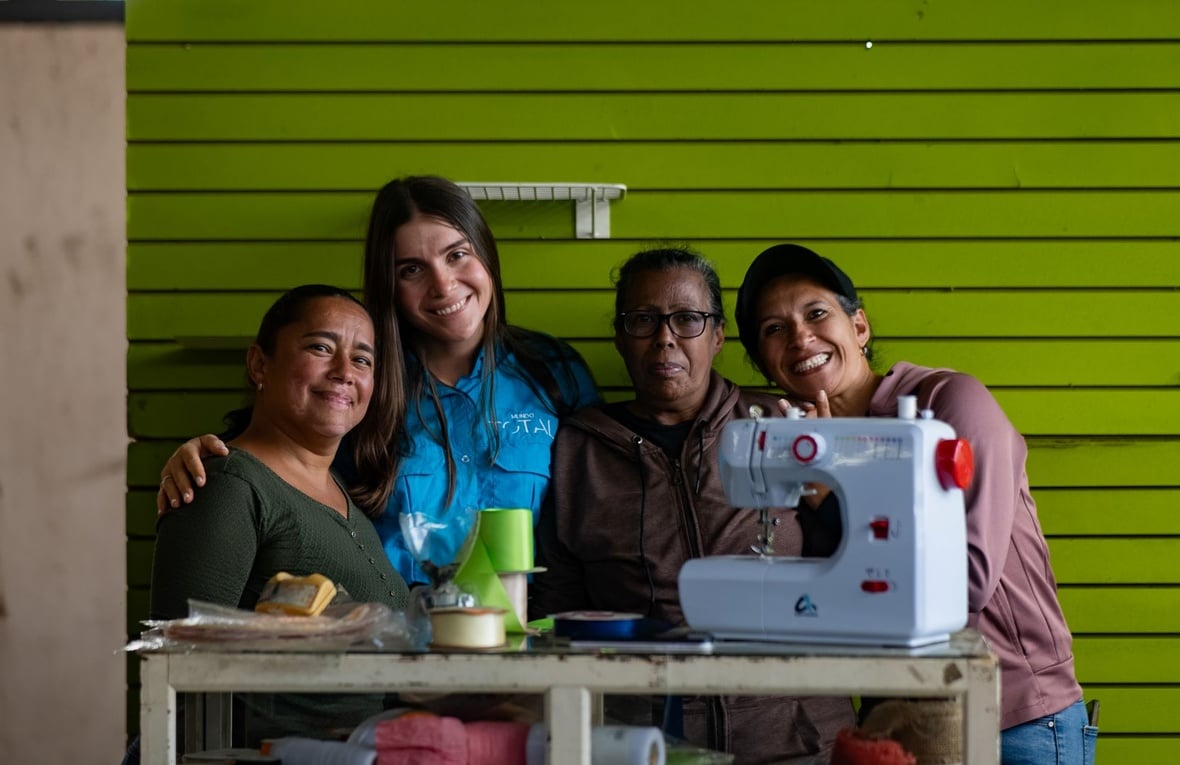 Un grupo de mujeres posa juntas sonriendo. 
