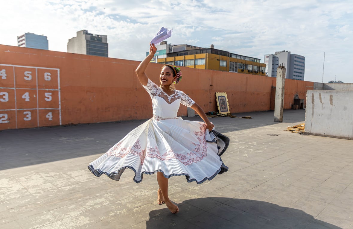 Una joven baila con un vestido blanco que se extiende al hacer giros