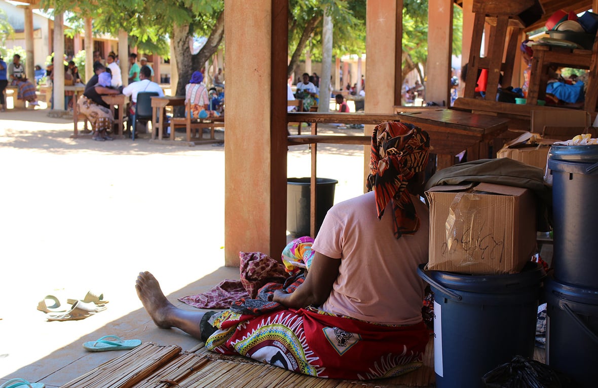 Una mujer desplazada por las recientes inundaciones se refugia en una escuela en Xai-Xai, provincia de Gaza, Mozambique.
