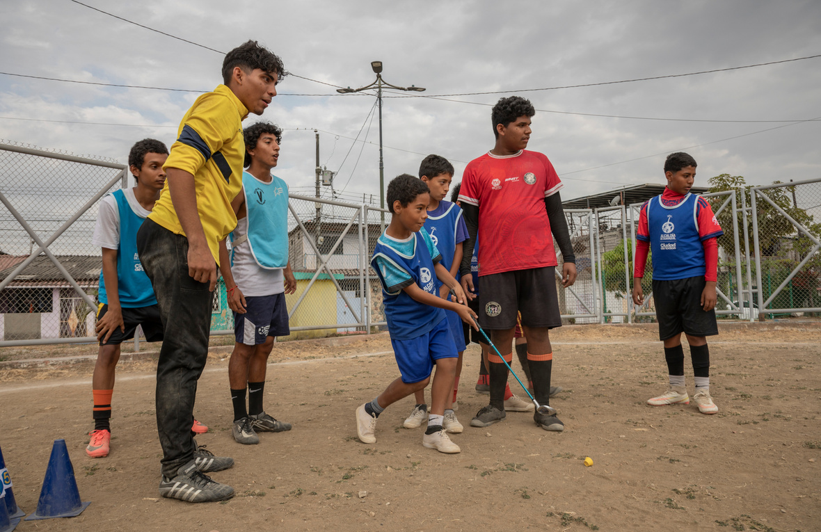 Niños refugiados y locales juegan al golf por primera vez durante una actividad organizada por ACNUR y LIV Golf en Guayaquil, Ecuador. 