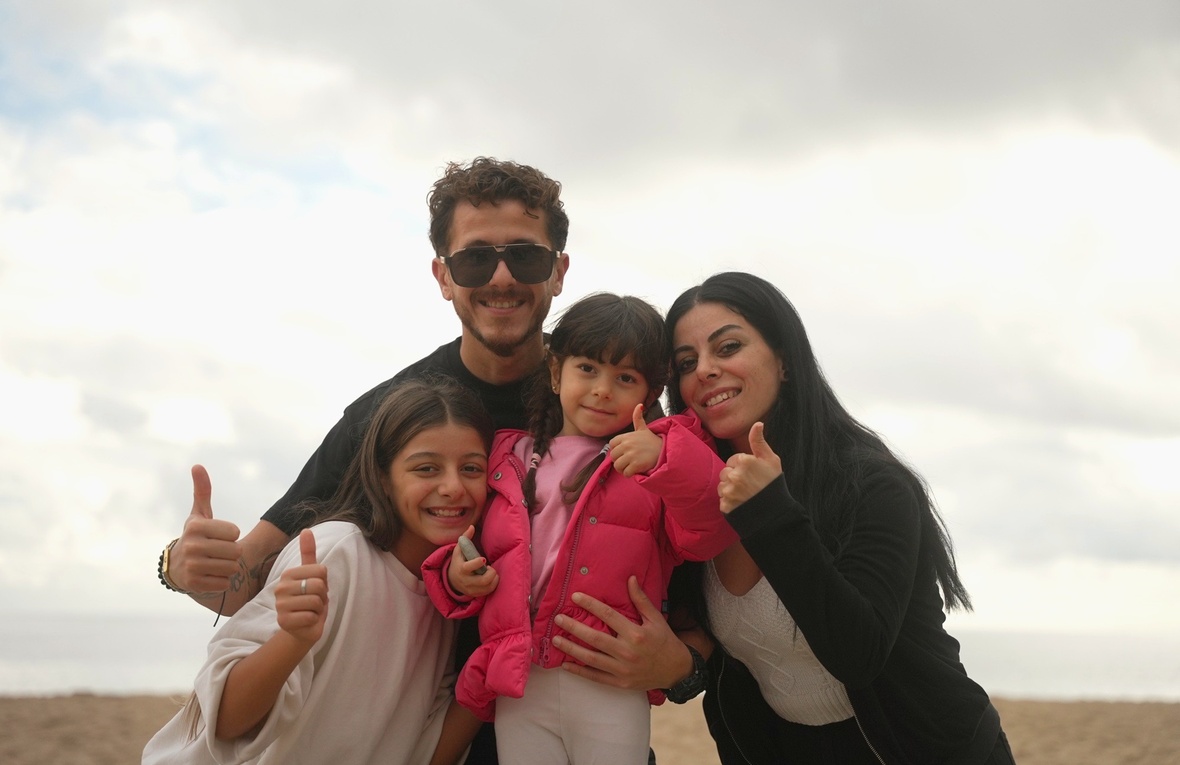 Raed y Noura se vieron forzados a huir del conflicto en Siria. Tras un exilio de 14 años en Líbano, llegaron con sus hijas a Calella, Barcelona, a través del programa de reasentamiento de España.