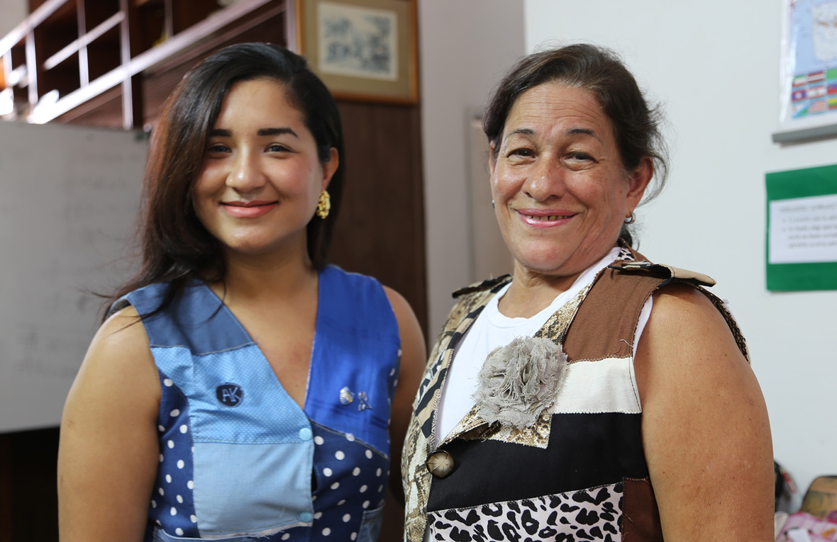 Una mujer joven y una mujer mayor posan para la foto