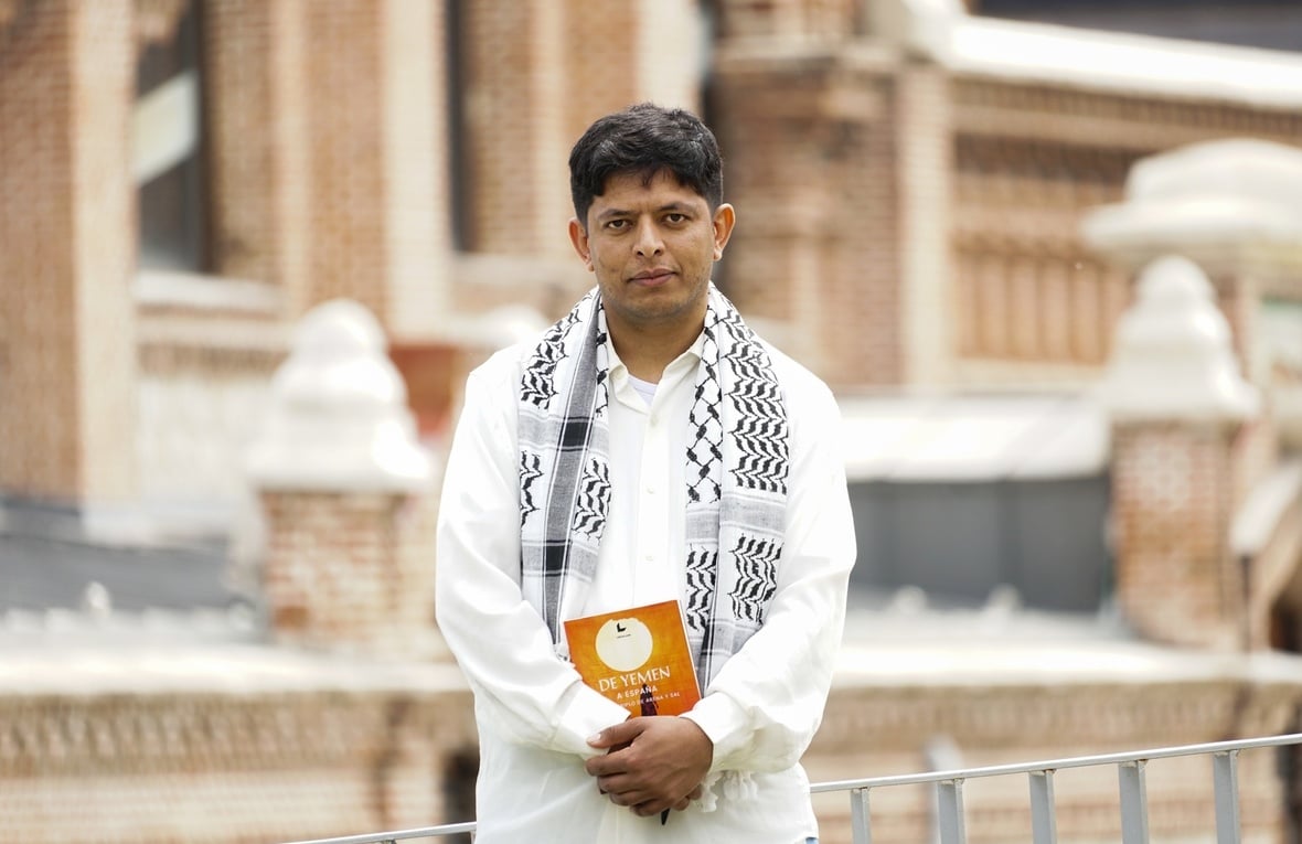 Yousef Al Dubai posa en Madrid, con el libro "De Yemen a España. Un periplo de arena y sal"