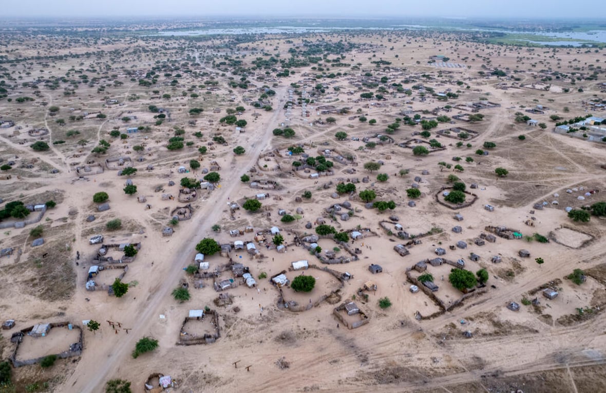 Toma aérea de un territorio árido donde se pueden observar alojamientos