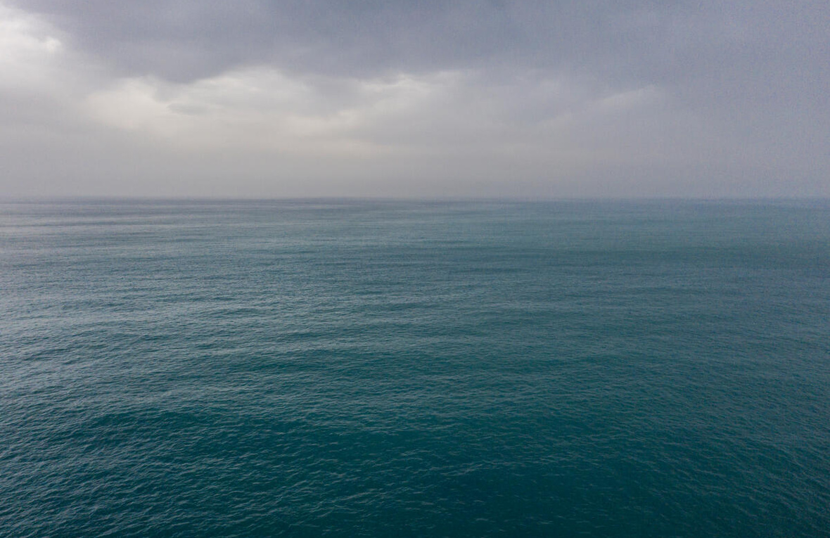 Una vista del mar con nubes oscuras en el horizonte