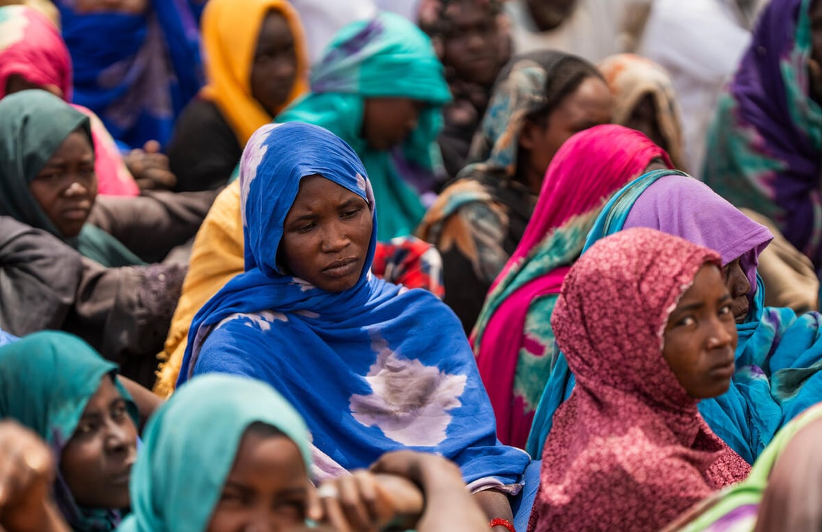 Refugiadas sudanesas se reúnen en un asentamiento temporal en Koulbous, Chad, junto a la frontera con Sudán, en marzo de 2025, tras huir del conflicto.