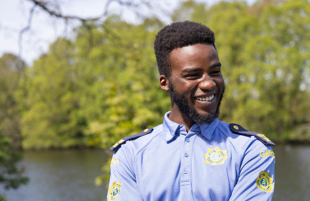 Un hombre con uniforme de policía color azul
