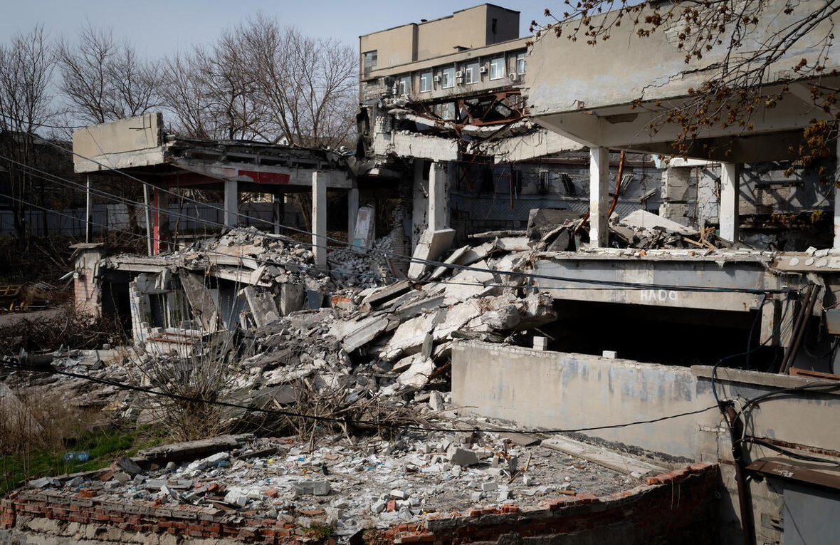 Exterior de edificios dañados a causa de la guerra, con techos y paredes derrumbados