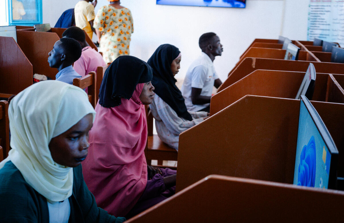 Refugiados sudaneses utilizan un centro de informática apoyado por la iniciativa ‘Conectividad para los Refugiados’ en el asentamiento de refugiados de Farchana, en Chad.”