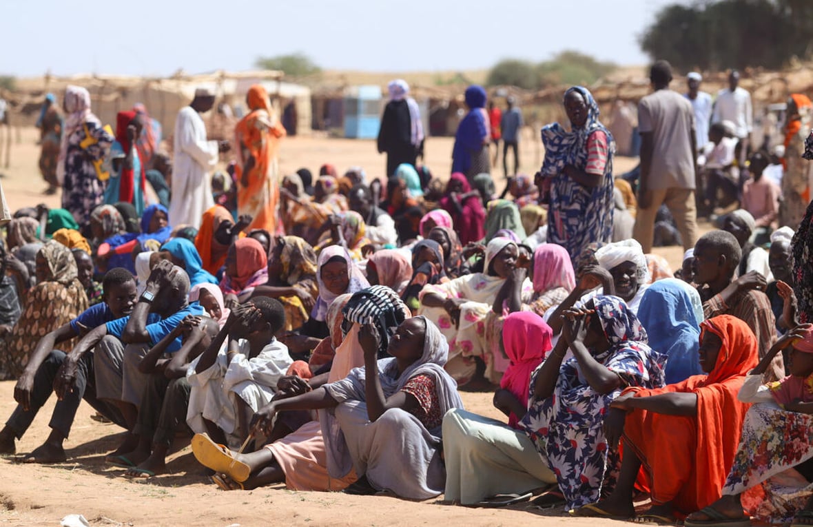 Personas que huyeron recientemente de los combates en El Fasher y sus alrededores esperan por asistencia en Tawila, en el estado de Darfur del Norte, Sudán.