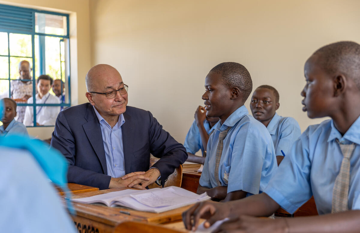 El Alto Comisionado de la ONU para los Refugiados, Barham Salih, conversa con estudiantes refugiadas en la Escuela Secundaria The Big Heart Foundation en Kakuma, Kenia.
