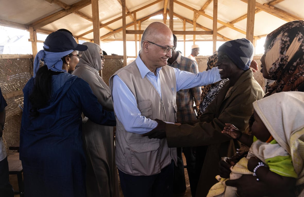 El Alto Comisionado de las Naciones Unidas para los Refugiados, Barham Salih, se encuentra con un grupo de refugiados sudaneses en la localidad fronteriza de Adre, en Chad, en enero de 2026.
