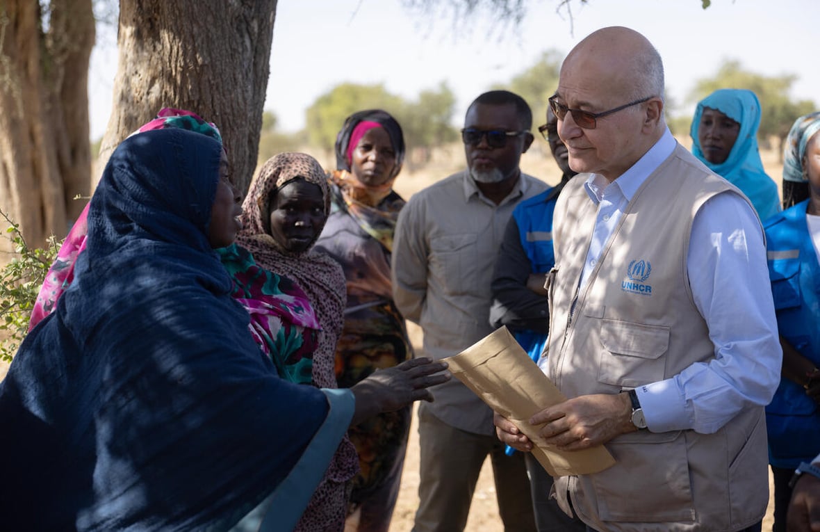 El Alto Comisionado de las Naciones Unidas para los Refugiados, Barham Salih, se reúne con refugiados sudaneses y miembros de la comunidad local que cultivan y venden productos juntos en un huerto comunitario en Farchana, Chad.