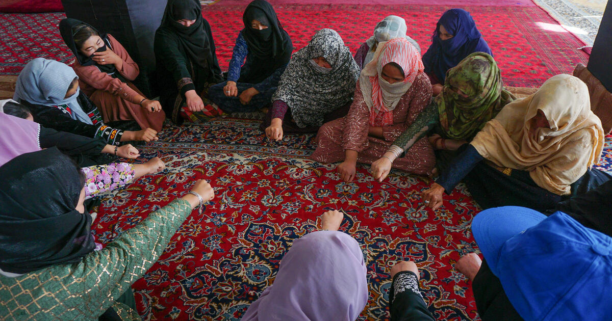 アフガニスタンの女性​​、グループセラピーでメンタルヘルスの問題に立ち向かうための安全な場所を見つける
