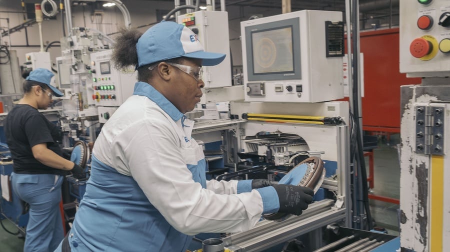 Una mujer negra trabajando en una fábrica