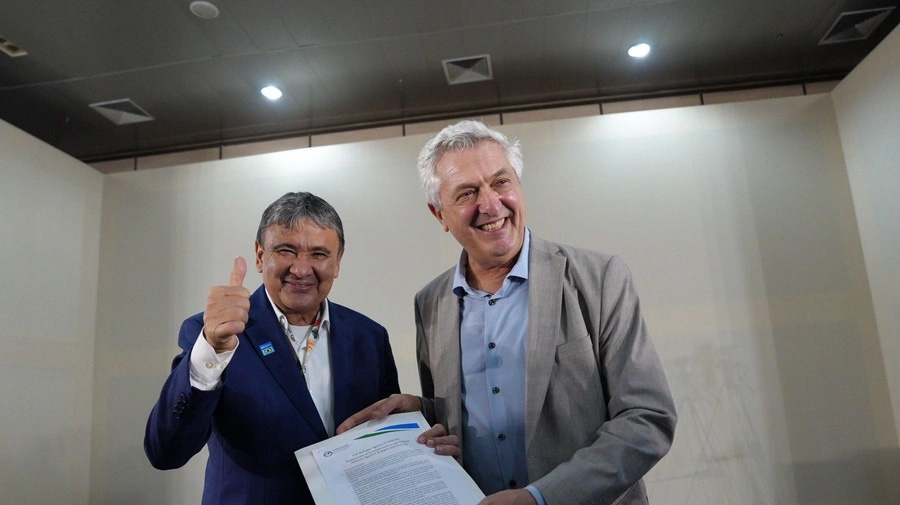 El Ministro de Desarrollo y Asistencia Social, Familia y Lucha contra el Hambre de Brasil, Wellington Dias, y el Alto Comisionado de las Naciones Unidas para los Refugiados, Filippo Grandi, muestran la carta de adhesión de ACNUR a la Alianza Global contra el Hambre y la Pobreza.