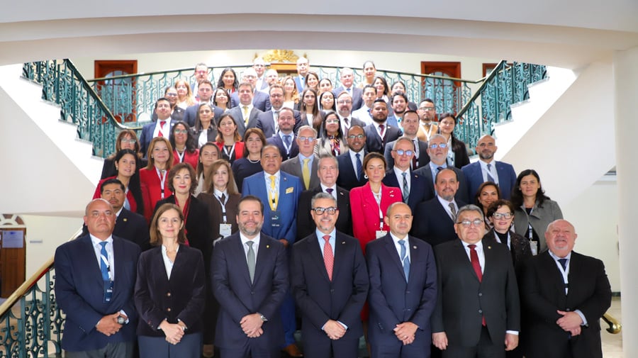Foto grupal de las autoridades y participantes del evento.