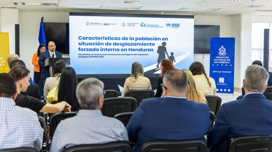 Presentación del estudio en una sala con varios asistentes.