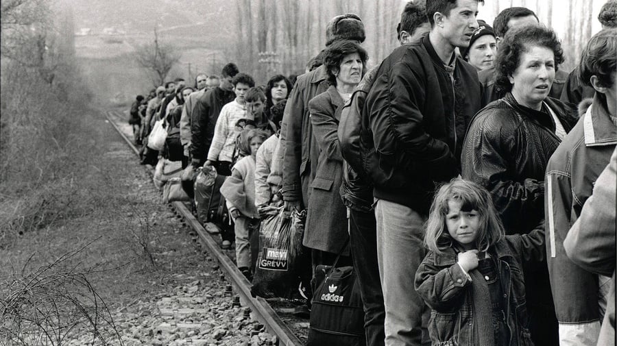 Foto en blanco y negro de familias haciendo fila