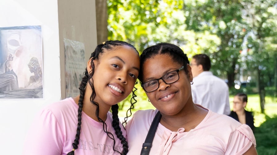 Dos mujeres posan para una foto sonriendo.