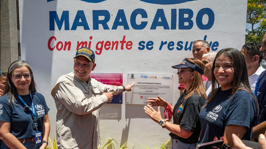 Autoridades muestran la placa de inauguración del Centro de Participación Popular Francisco Eugenio Bustamante, en Maracaibo.
