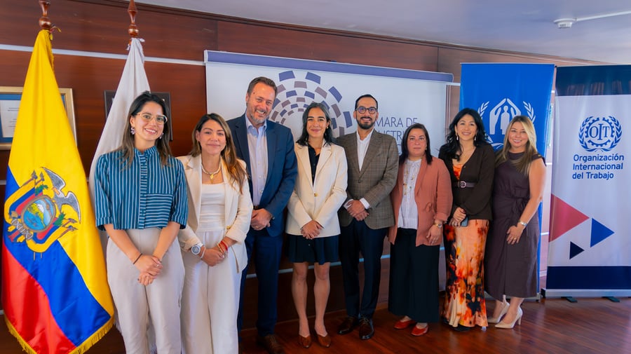 Foto grupal de los participantes de la iniciativa en el momento del lanzamiento.